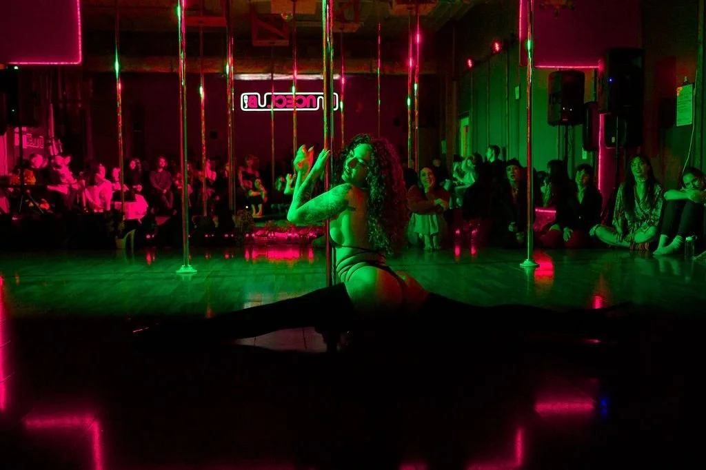 Monday 💞🌸💚🍀

11- Open Pole
12- Beginner Spin Drop In 
5:30- Hip Hop Fitness Drop In
5:30- Intermediate/Advanced SPINNING pole drop in (strong aerial &amp; trap invert required)
6:30- Intermediate/Advanced Slinky Sensual Pole Drop In
7:30- 8 Week 