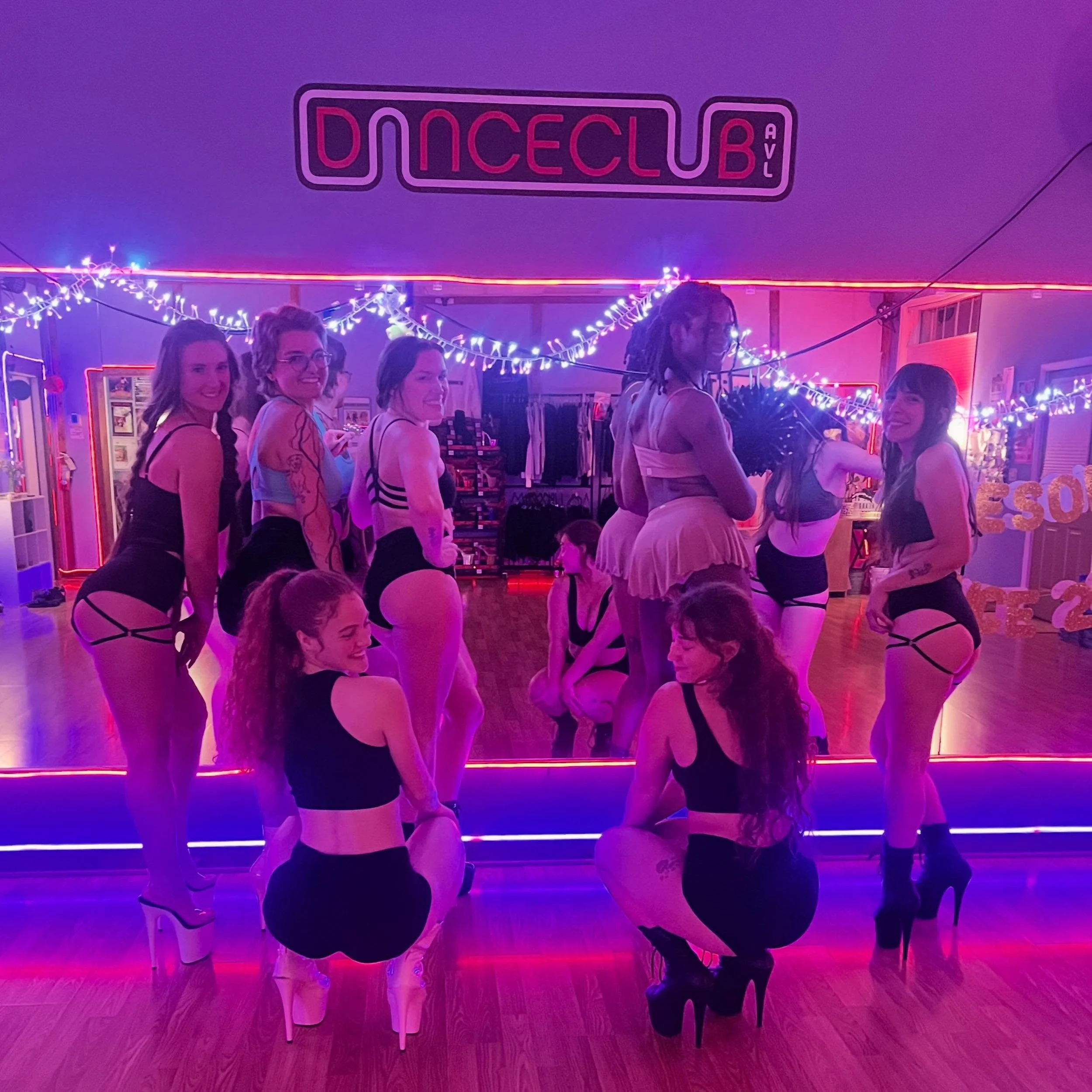 Congratulations to our most recent Intro Grads! 🎉

Thursday 

11-8 Week Small Group Intro to Pole Series (full)
5:30- 8 Week Sexual Tricks &amp; Dance Combos Series (full)
6:30- **Polerina Drop in**
7:30- 8 Week Beginner 2 Pole Series (full)
8:30- 8