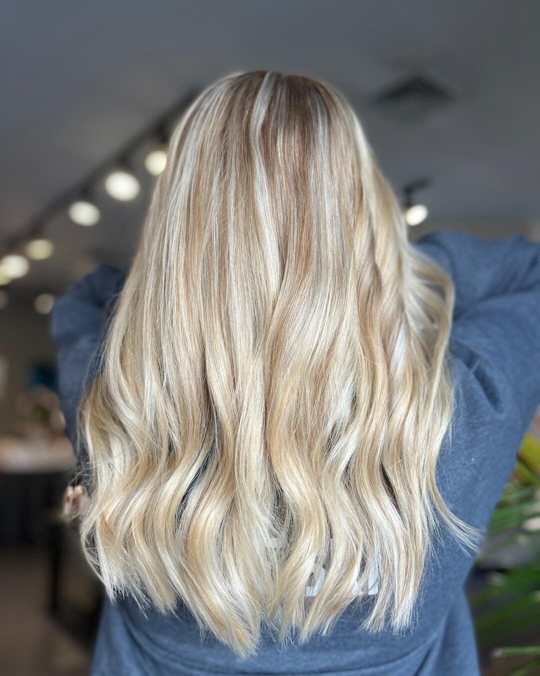 Gorgeous dimensional Blonde by @hairbycaseyyy 

#balayagespecialist 
#330stylist 
#euforapro 
#euforastyle 
#blondehighlights 
#eufora 
#euforasalon 
#medinaohio 
#blondespecialist 
#euforahaircare