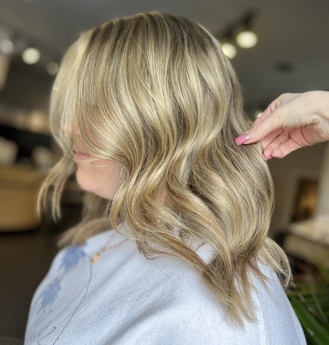 We are seeing so many beautiful summer BLONDE appointments on our books! It makes us so happy. 💛
We have several blinding experts on our team, so if you&rsquo;re looking for that perfect, healthy blonde, hit that book now button in our Bio. 
#medina