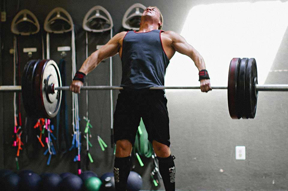 strong man hitting triple extension in snatch