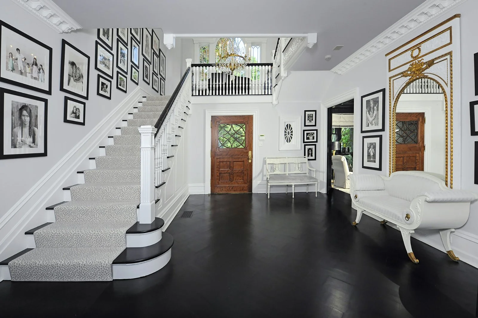 A Step-by-step Guide to Creating an Elegant Display of Family Photography in your Home