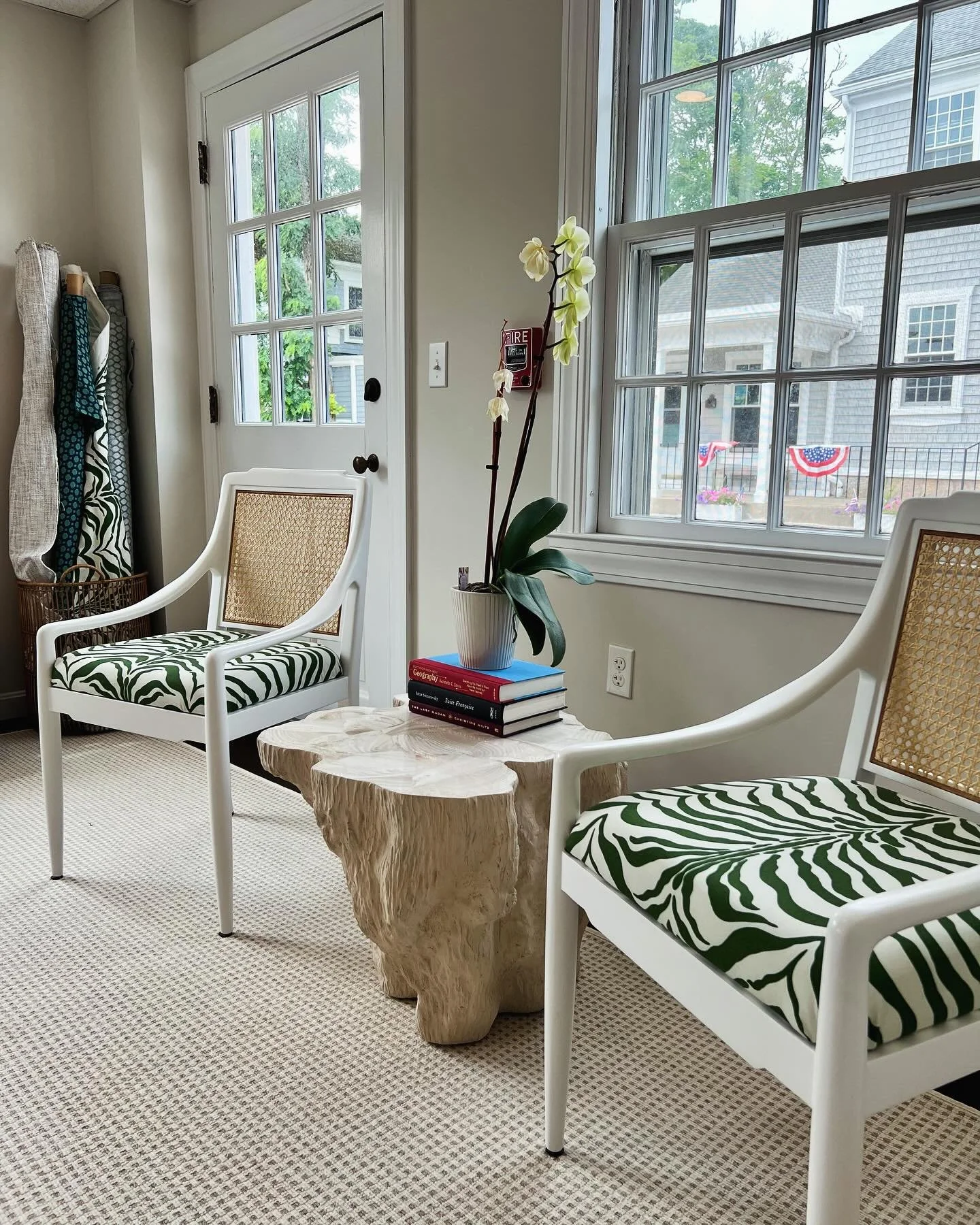 ECD Studio is coming together slowly but surely. Thanks @khkeith11 for the colorful books! Stop by and say hi if you see me inside! 
.
.
.
#marionma #interiordesignstudio #interiorarchitectureanddesign #colorfuldesign