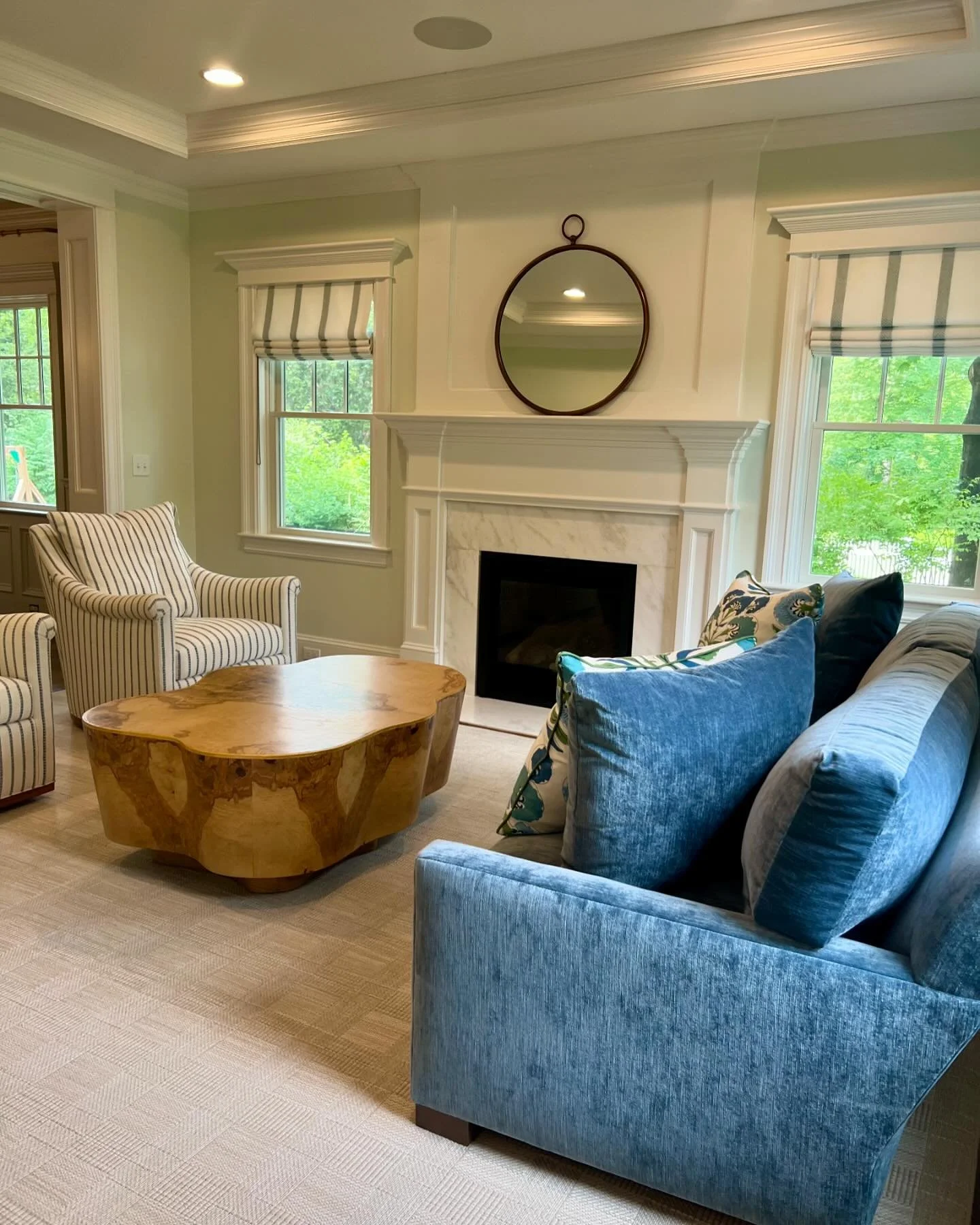 Another shot of this recently ‘almost’ completed living and dining room. Time to layer in decorative lighting,  art work and accessories.
.
.
Interior Design: @em_condon_design 
#colorfuldesign #luxurydesign #wellesleydesigner 
@hickoryc