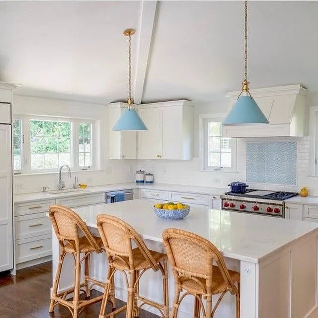 Needham Kitchen renovation from 2022. This project included the addition of a new family room and kitchen space. Simple whites with a touch of blue. 
.
.
Interior design: @em_condon_design 
Architecture: @kerimurrayarchitecture 
#needhamrenovation #