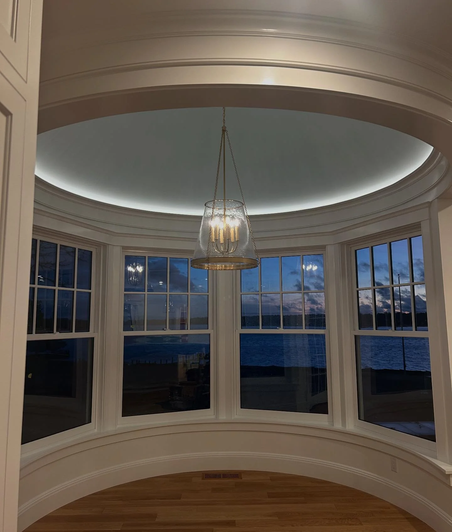 Lovely dining spot 
.
.
Interior Design: @em_condon_design 
Architecture: @saltonstall.architects 
Builder: @howlandcompanyinc
#visualcomfort @lightnewengland
