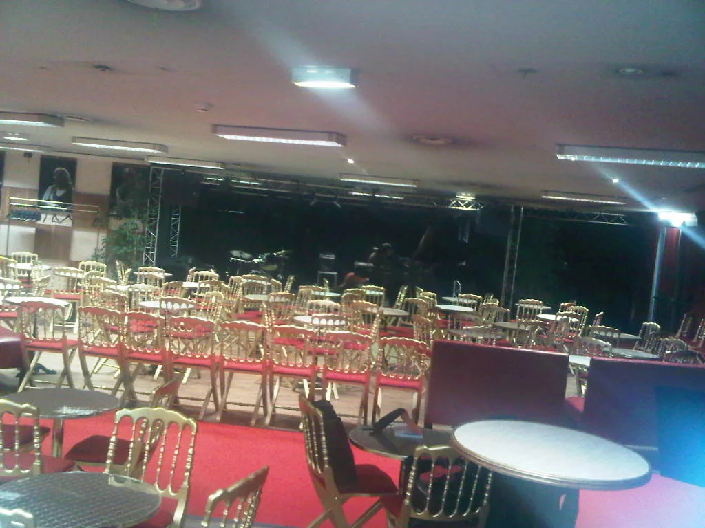 FROM MY POINT OF VIEW: Cabaret Carpeaux - Just a lil’ basement under a 800 seat theater run by a Jazz enthousiast, who has managed to created a weekly Jazz rendez-vous for the folks of Courbevoie - When there is a will there is a way.