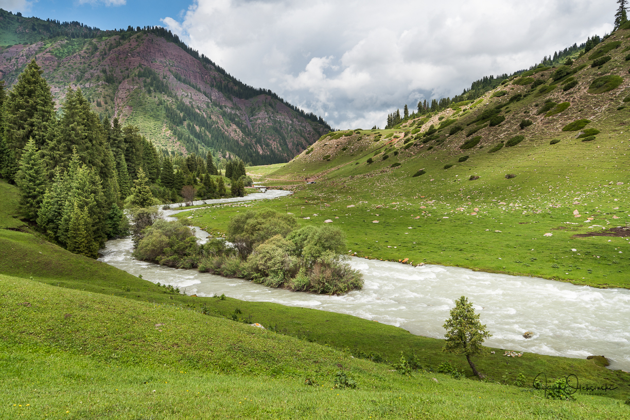 A short walk up the valley at Jeti Ögüz