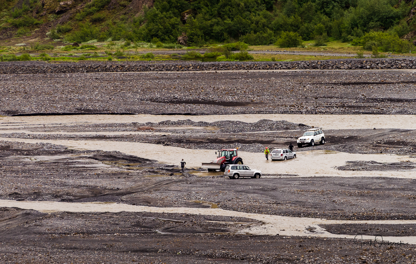 Driver stuck with his car in the river, but help is on the way
