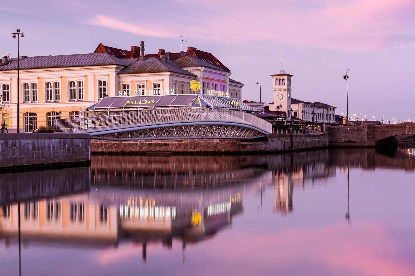 The central station in the background with Skeppsbron restaurant in the foreground.
