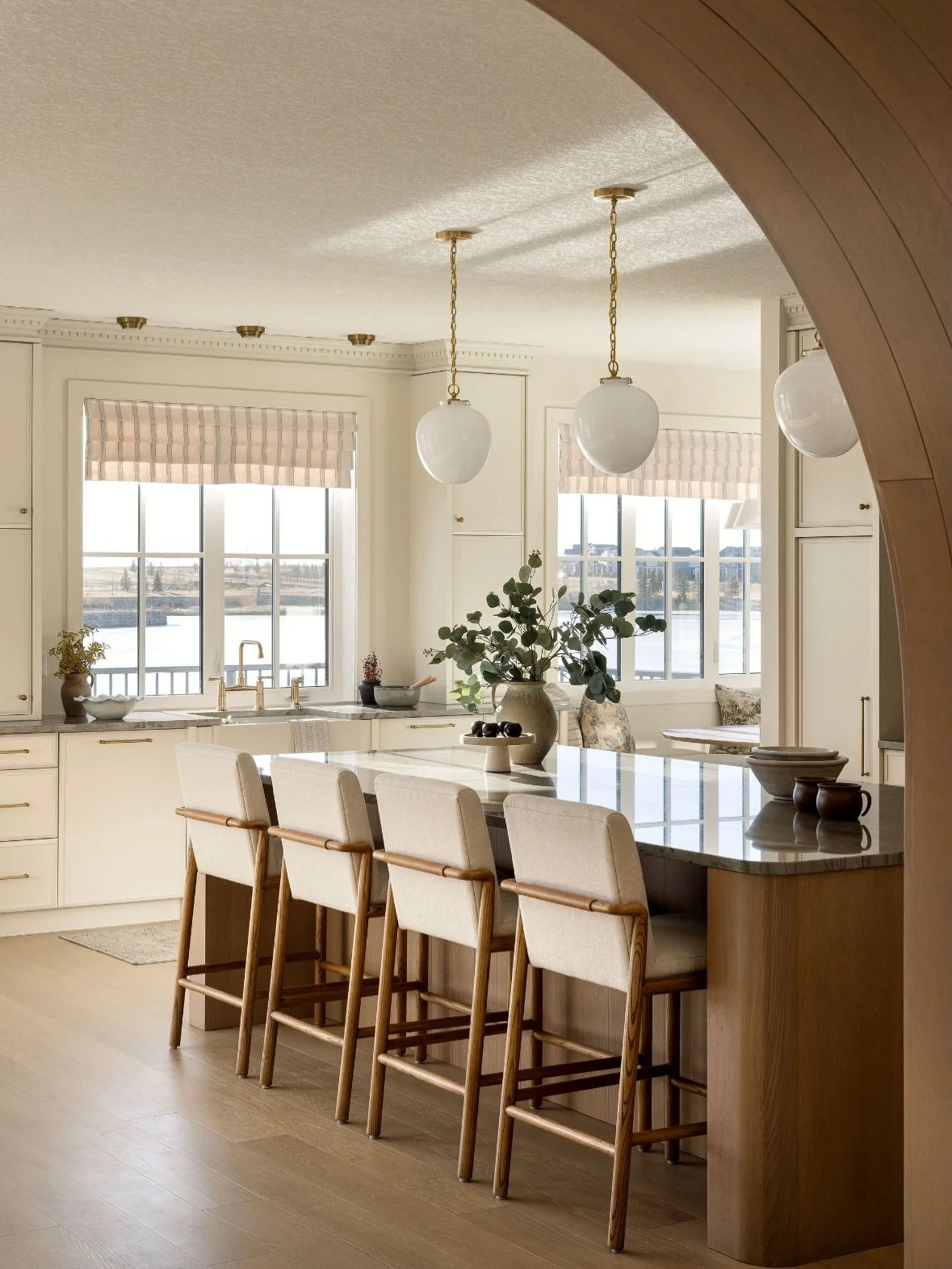 Soft hues, clean lines, and understated elegance. Warm woods and brass accents add depth, while thoughtful design makes this kitchen feel refined yet approachable.

Build: @baywesthomes 
Interior Design: @smithericksondesigns 
Photography: @eymeric.w