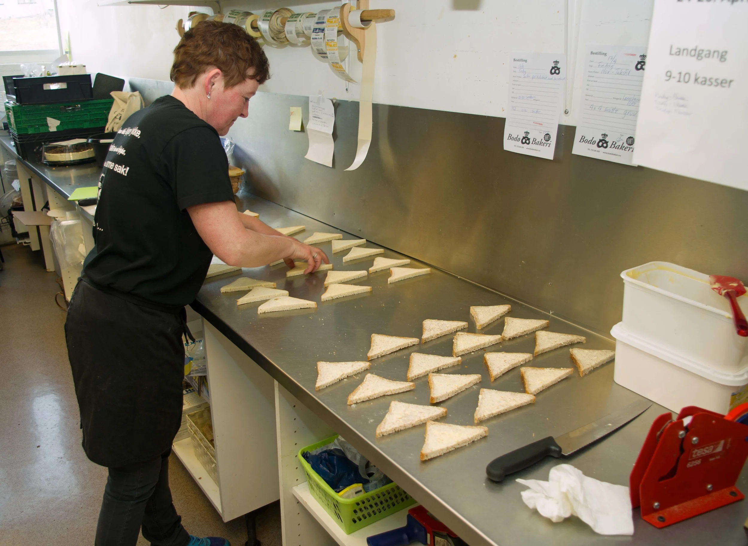 Catering og påsmurt er blant de mange beina som Bodø Bakeri står på. Lillian Karstensen gjør klart til snitter.