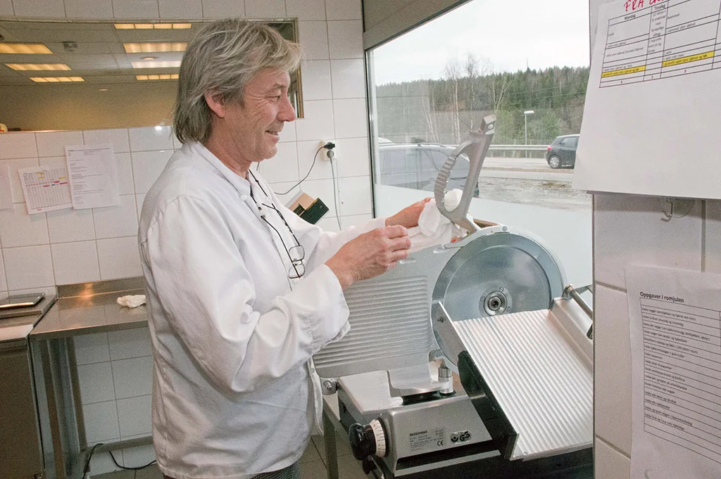 Bjørn Dencker sørger for renholdet etter at dagens siste lunsj er tilberedt og levert.