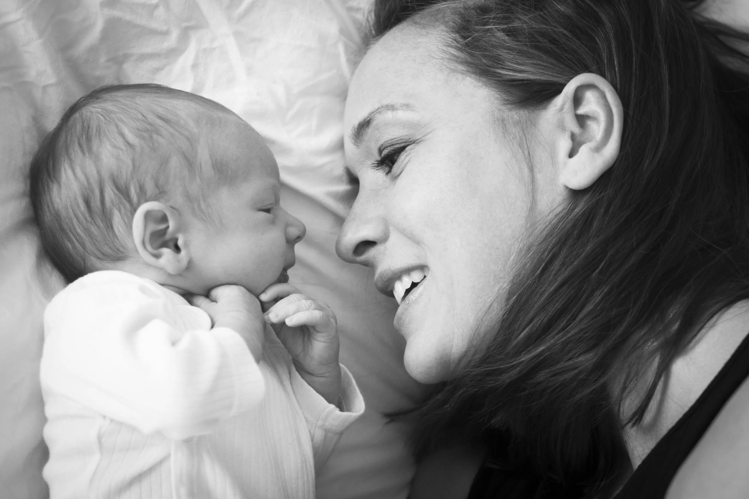Mama und Baby kuscheln - Homestory Düsseldorf