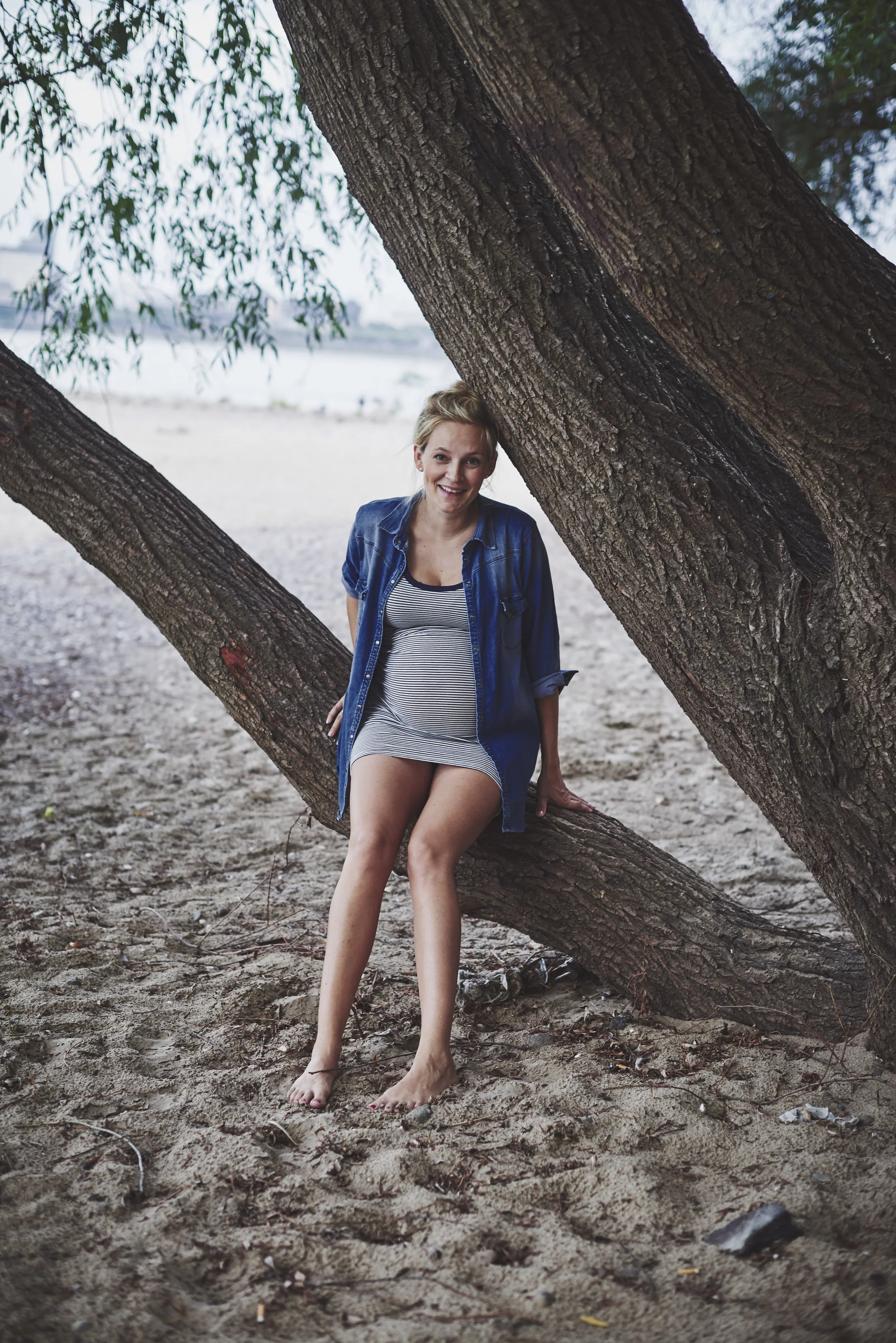 Babybauch am Rheinstrand