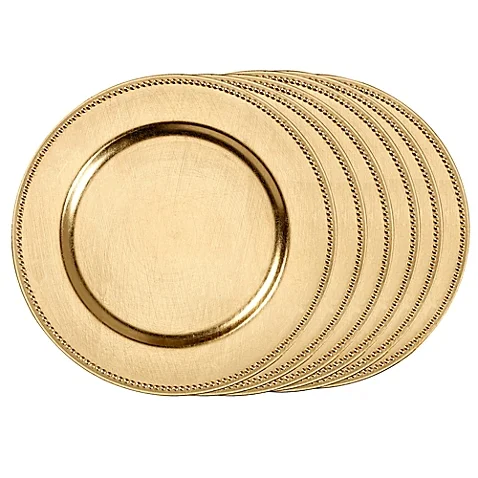 Gold Chargers and Flatware. Be sure to glam it up, don’t stick with the traditional green and red. Spice your table décor up with subtle gold accents.