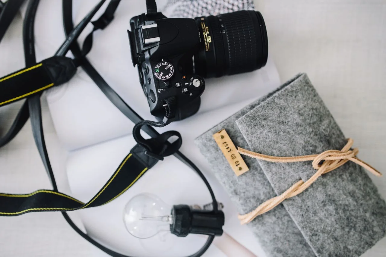kaboompics_Black camera with a grey wallet.jpg