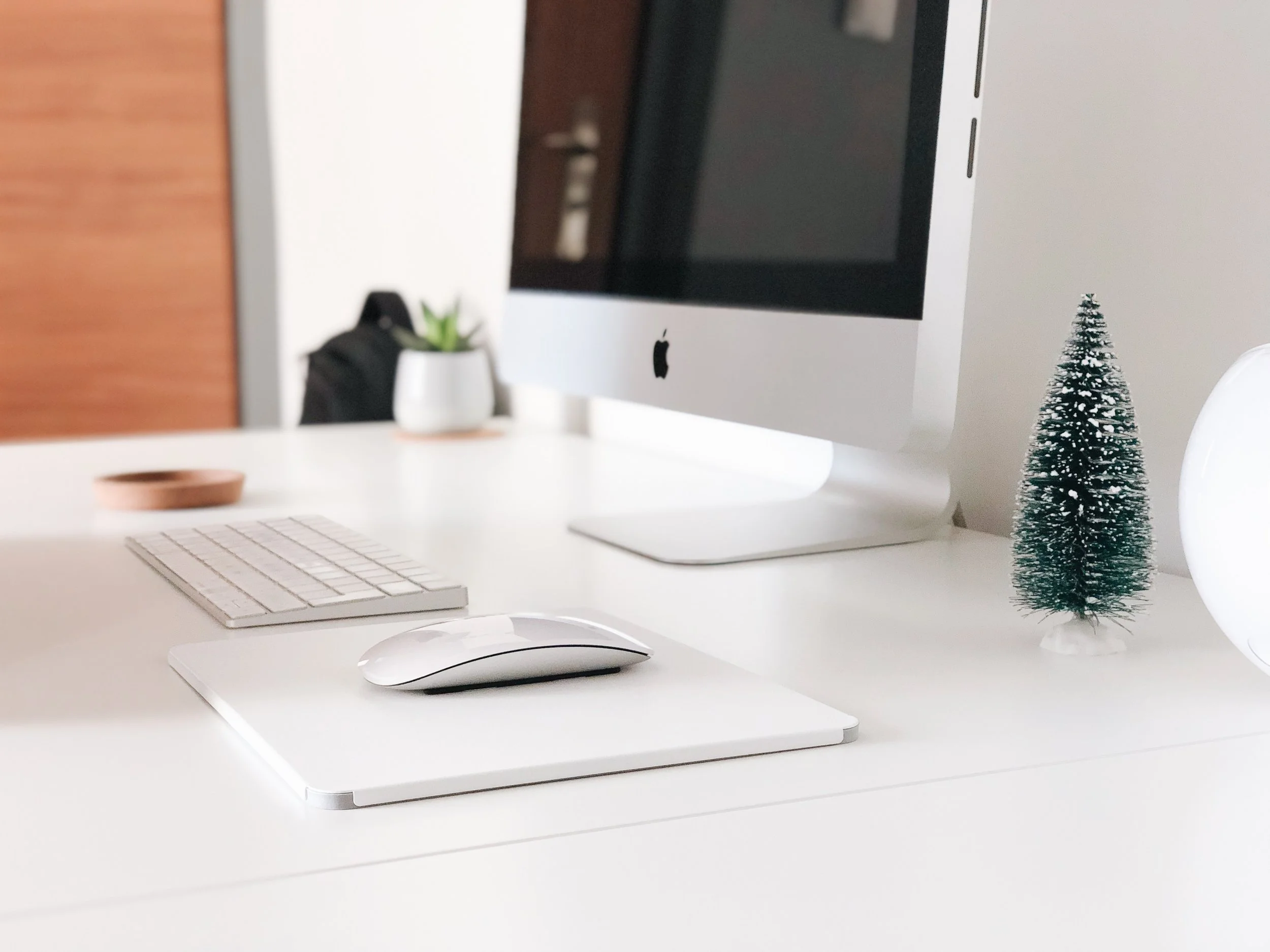 How to manage social media during the holidays