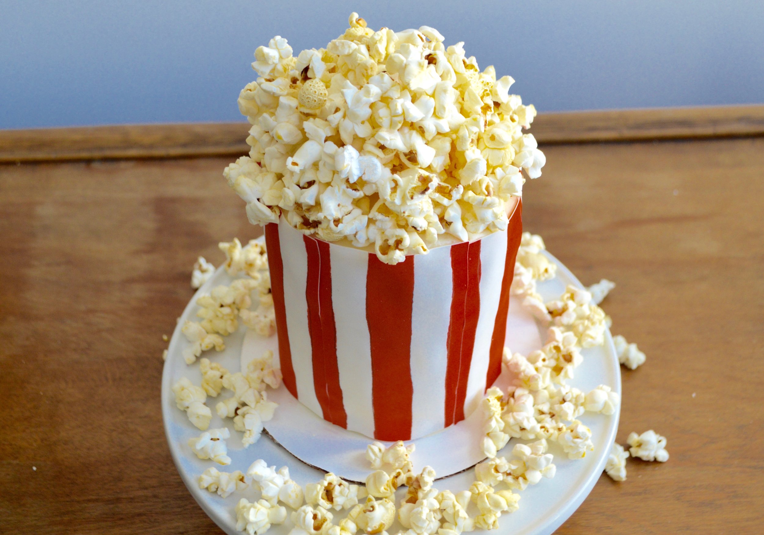 Tall vanilla cake dressed with  American Flag Chefanie Sheets  &amp; popcorn