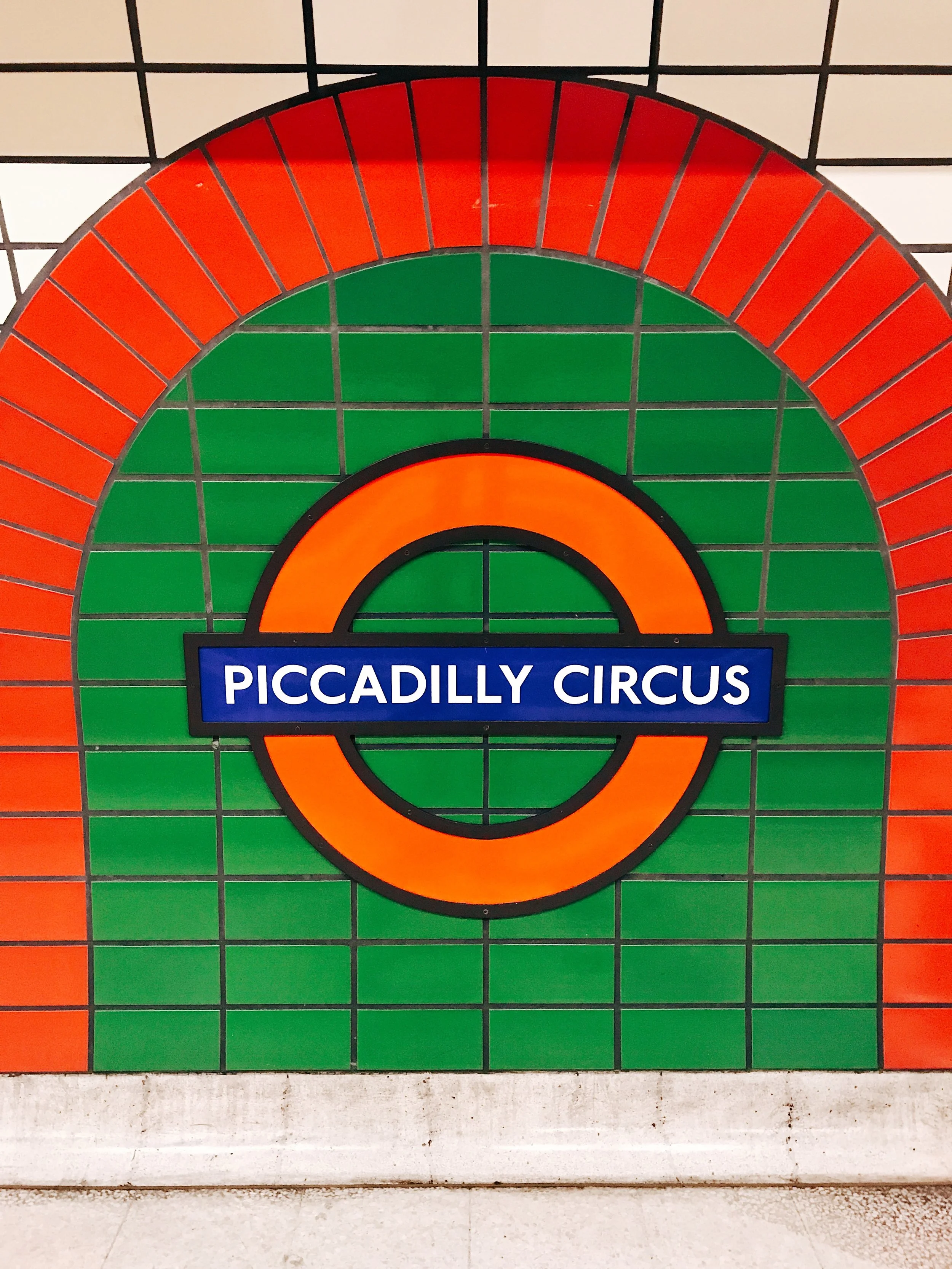 Image: Reasons to Visit London - Many Images to Inspire You to Visit London - Picadilly Circus