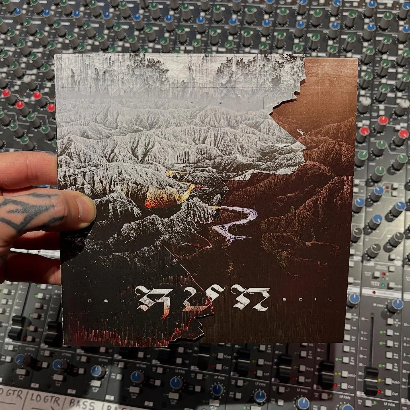 @run_metal Ash + Soil 7 inch vinyl out now!
Thanks to @lochlanwatt and the collaboration of @blackechomusic @paulseideldrums @pxblo.honey and the remix by @kingyosef_ for putting together this killer release!

Recorded, mixed and mastered here at Und