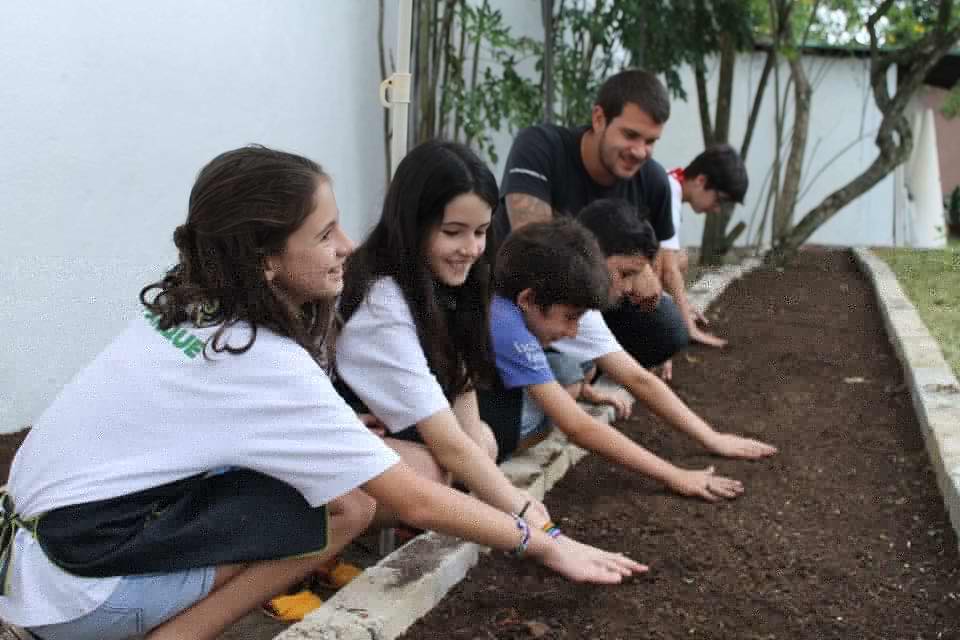 Horta criada com os alunos do curso de inglês Club2Talk