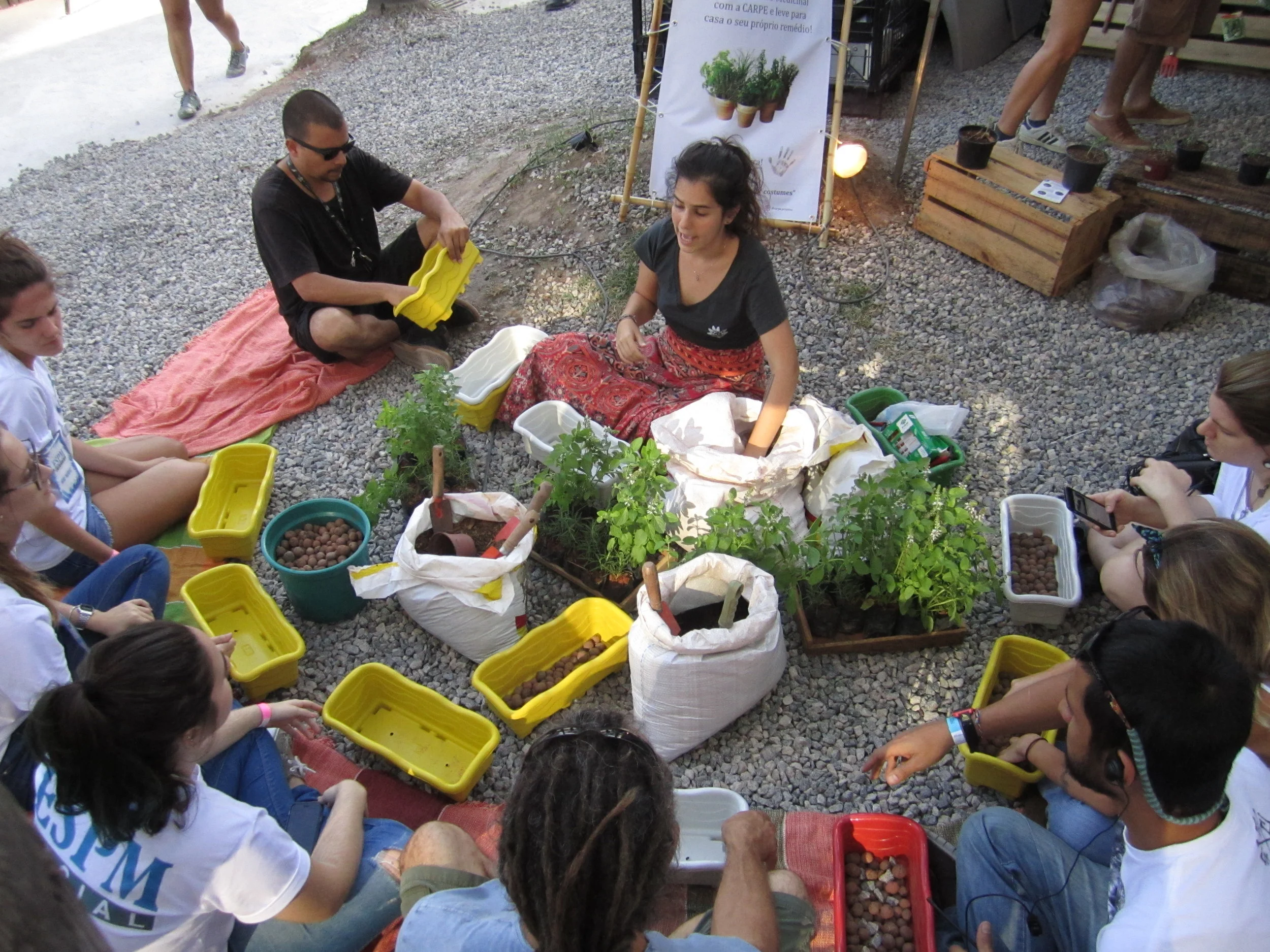 Oficina de plantio em vasos no evento #TragaAmor