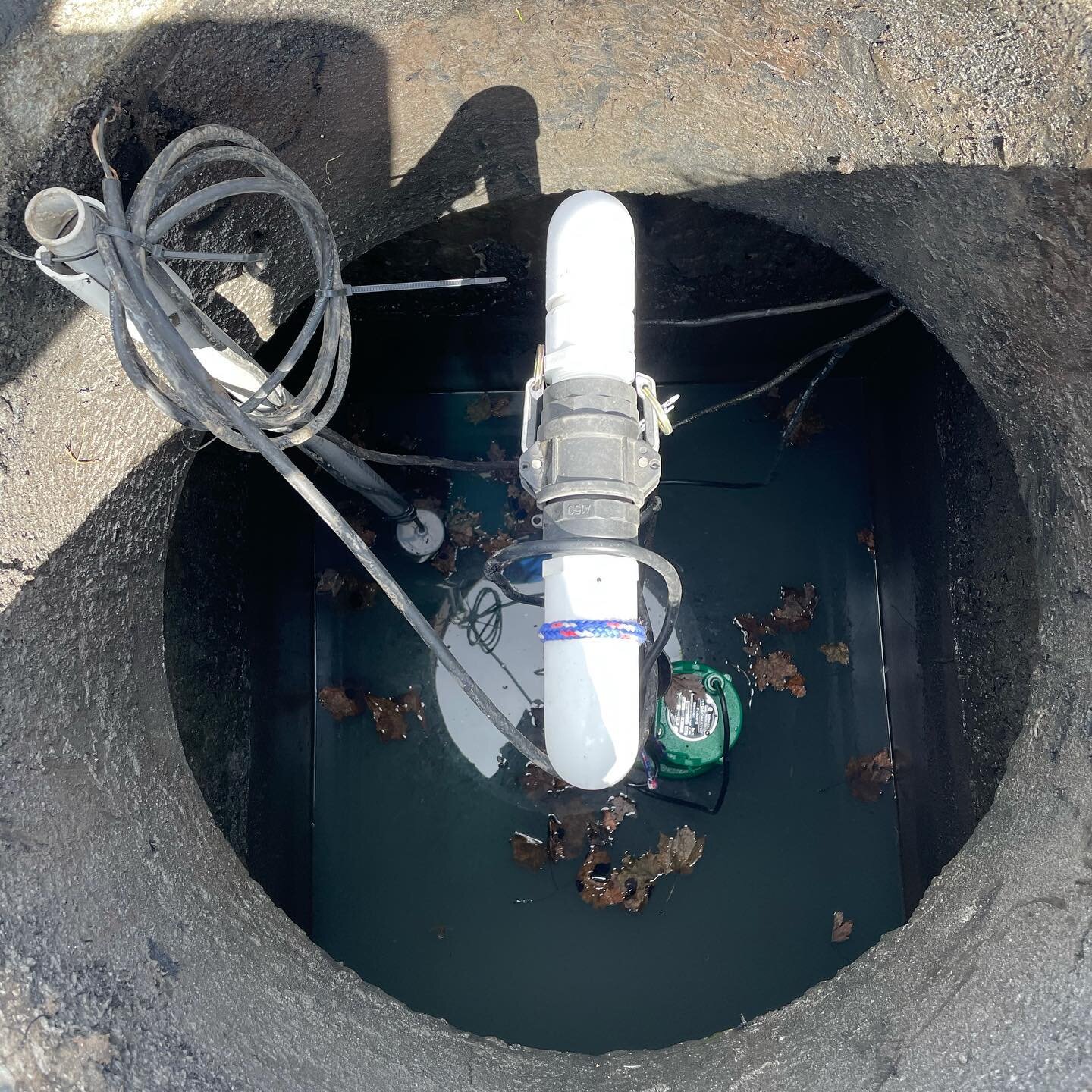 Nothing glamorous, but a job done right! 
&bull;
✅✅✅
&bull;
We added a quick (and accessible) disconnect for easy servicing, plus a float tree to keep the floats untangled. Oh, and our connections will last the test of time. More than marets and elec
