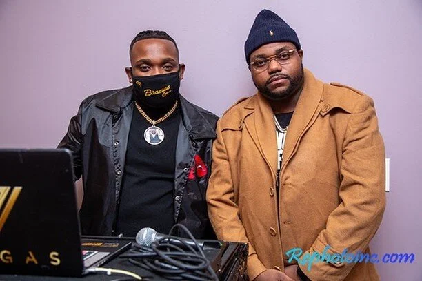 TRANSLATION: A good friend is better than pocket money. MEANINGS AND EXPLANATIONS: True friends are rare and are more valuable than money. #Family 

📸 @jeff_rep1