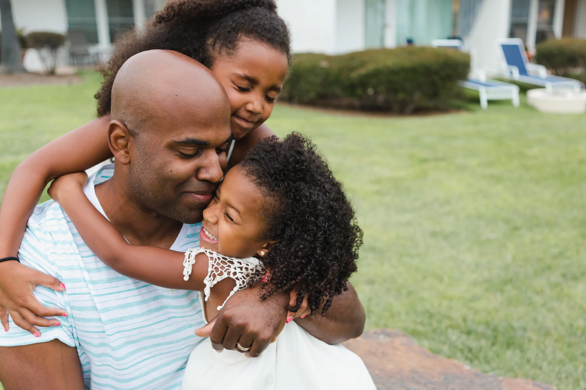 When I was growing up if my Dad wanted a hug he would say "Give me a big squeeze." My sisters and I would wrap our arms around his neck and squeeze as hard as we could.💚 ⠀ Nothing compares to the feeling of your child hugging you. In my home hugs are a reward for a job well done, comfort when you're hurt or scared, the way we greet or say good-bye to each other, and a simple way to say "I love you" throughout the day. And they are easily my favorite part of every day.😻 ⠀ Have you gotten a hug today?🤗