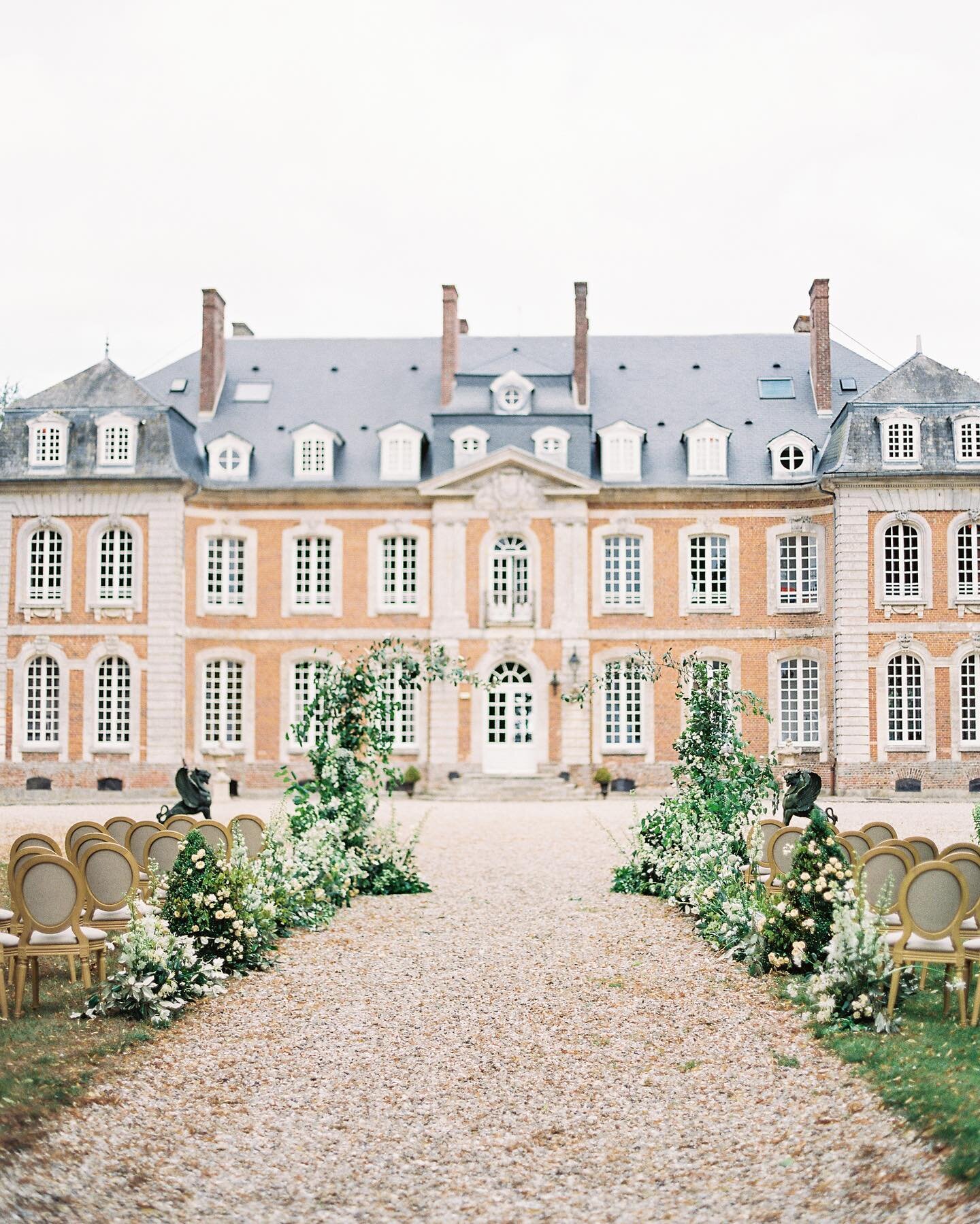 Still not over this ceremony install at @chateau_de_carsix at my Kayla Barker France Workshop. 

Design &amp; Styling: @joyproctor 
Floral: @bowsandarrowsflowers