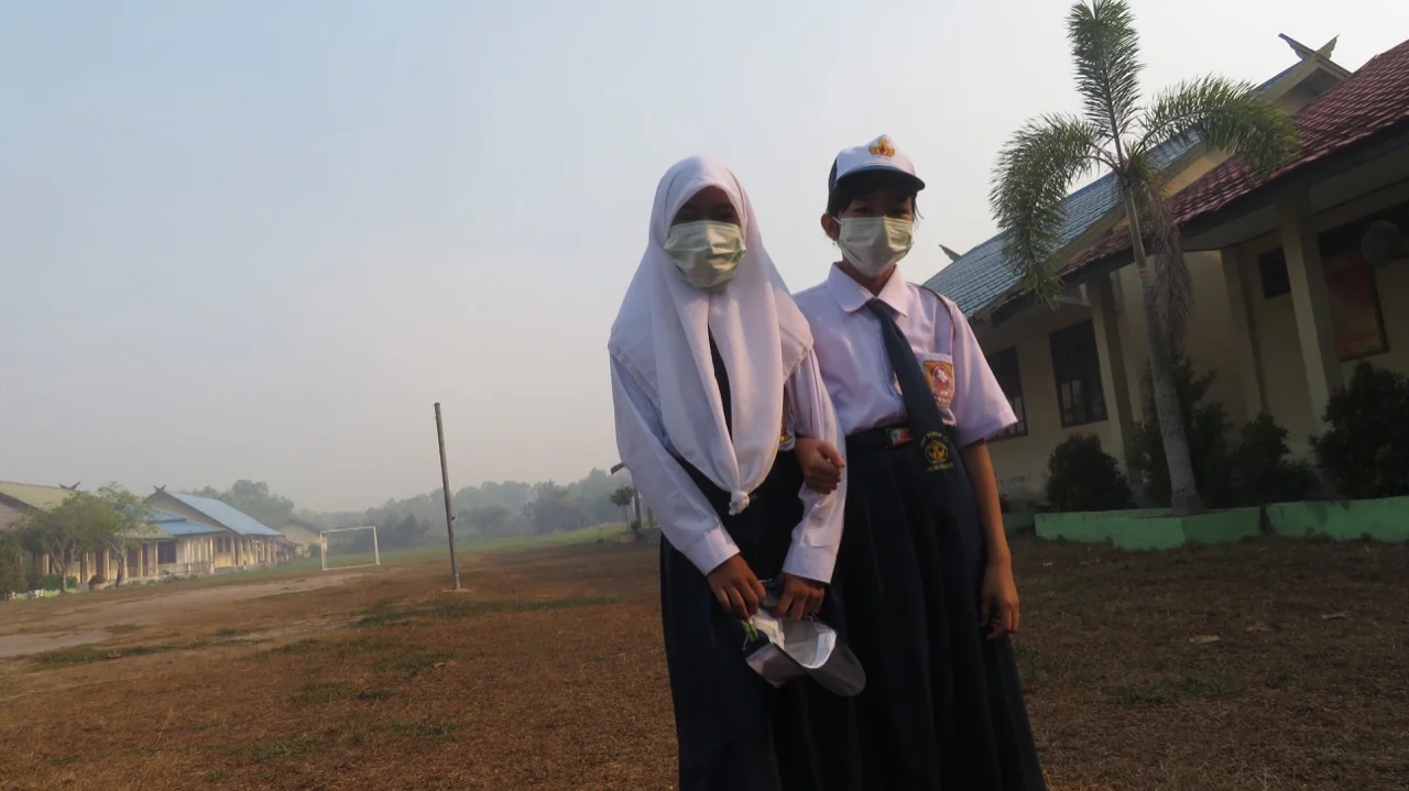 Students going to school in the midst of smoke haze in Palangkaraya | Photo courtesy of Ranu Welum Foundation