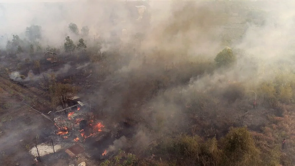 Farmers’ wooden building also caught on fire along with the trees, resulting in thick smoke haze | RANU WELUM MEDIA