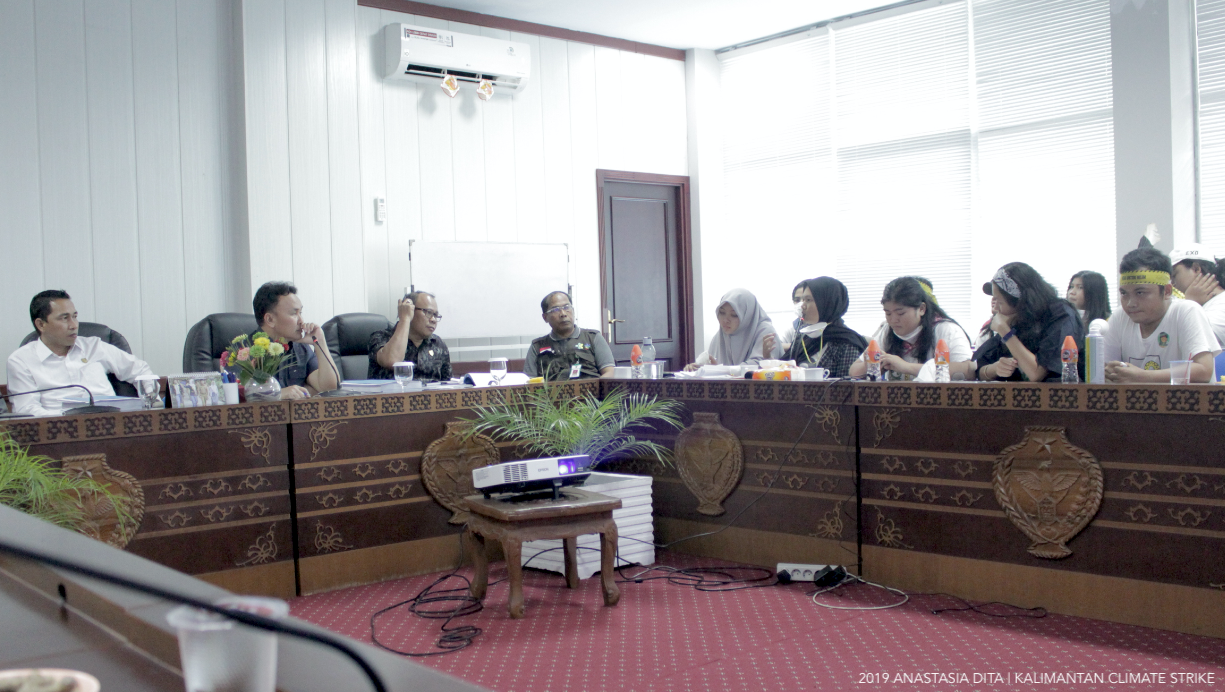 Central Kalimantan’s governor, parliament representatives, head of provincial health department and Kalimantan Climate Strike members in the governor’s office.