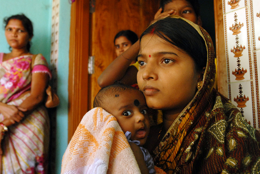 A frontline health worker conducts a post-natal care visit and collects information on maternal and child health in Odisha, India. Image by Pippa Ranger (DFID) / Wikimedia Commons