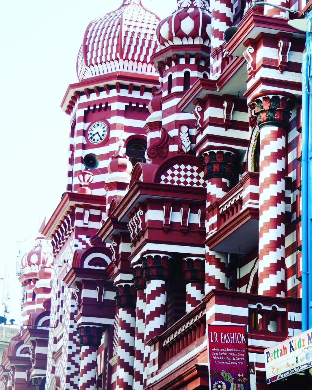 Just another great shot of the Red Mosque! Happy Ramadan #explorecolombo #colombowalks #heartofcolombo #mornings #ramadan #redmosque #happyramadan #srilanka #walkingtour #lovecolombo #discover #mosque