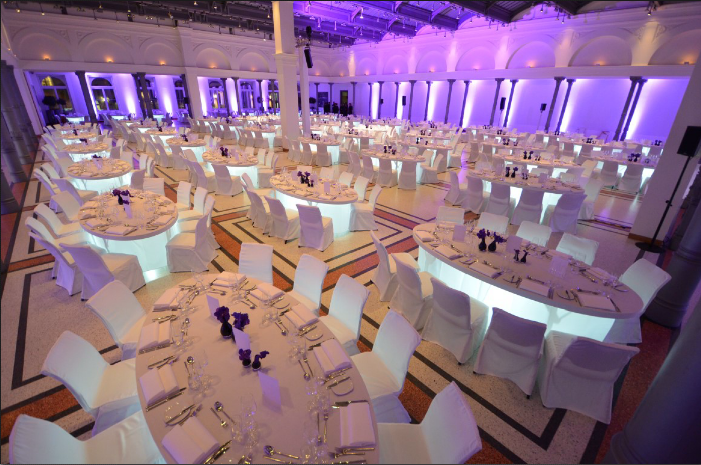 Bild Dinner ovale Tische.PNG