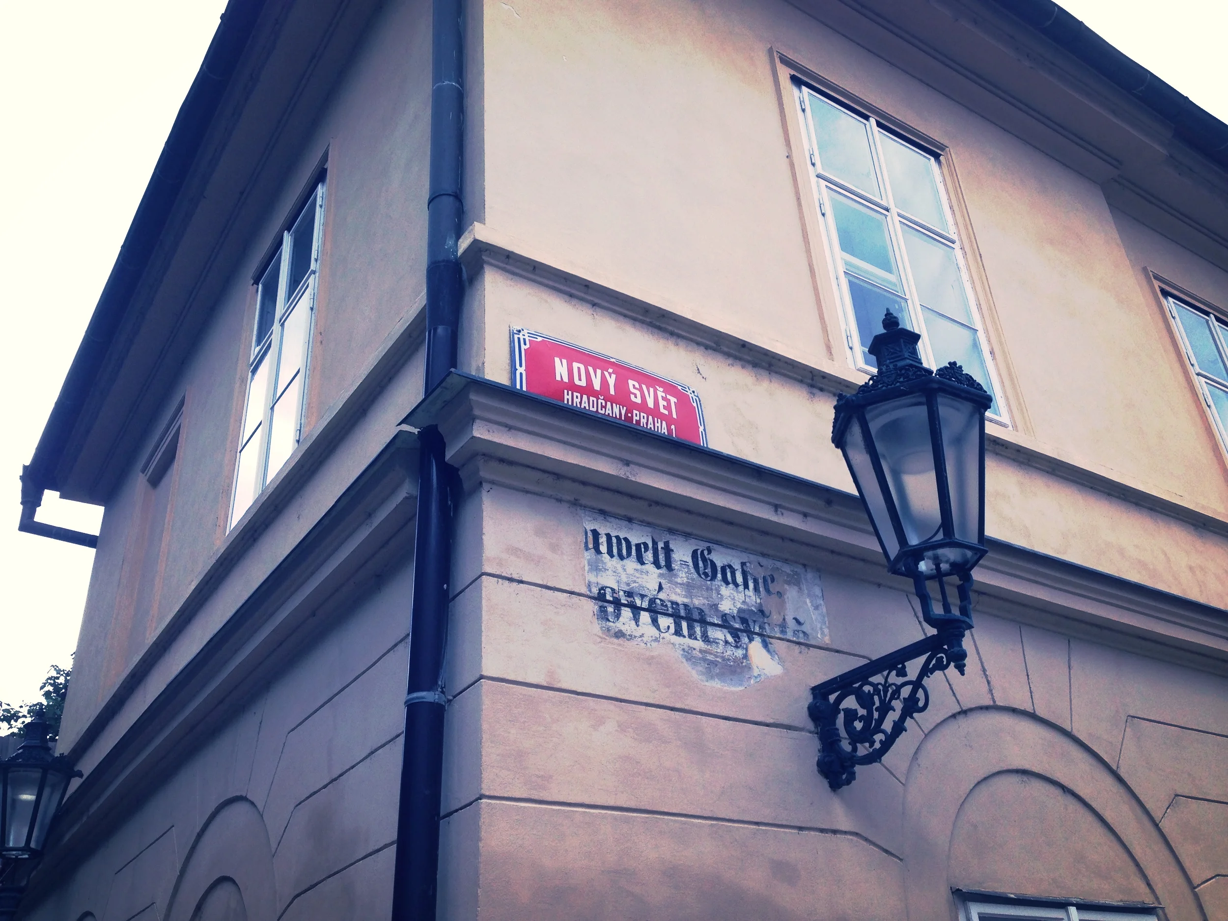 Z demokracji najbardziej zadowoleni młodzi i wykształceni Czesi