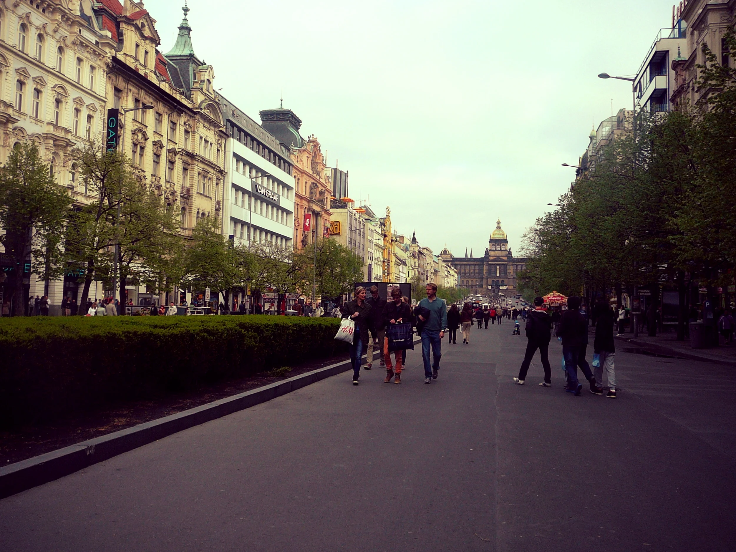 Przeciwnicy i obrońcy uchodźców demonstrowali  na Placu Wacława w Pradze