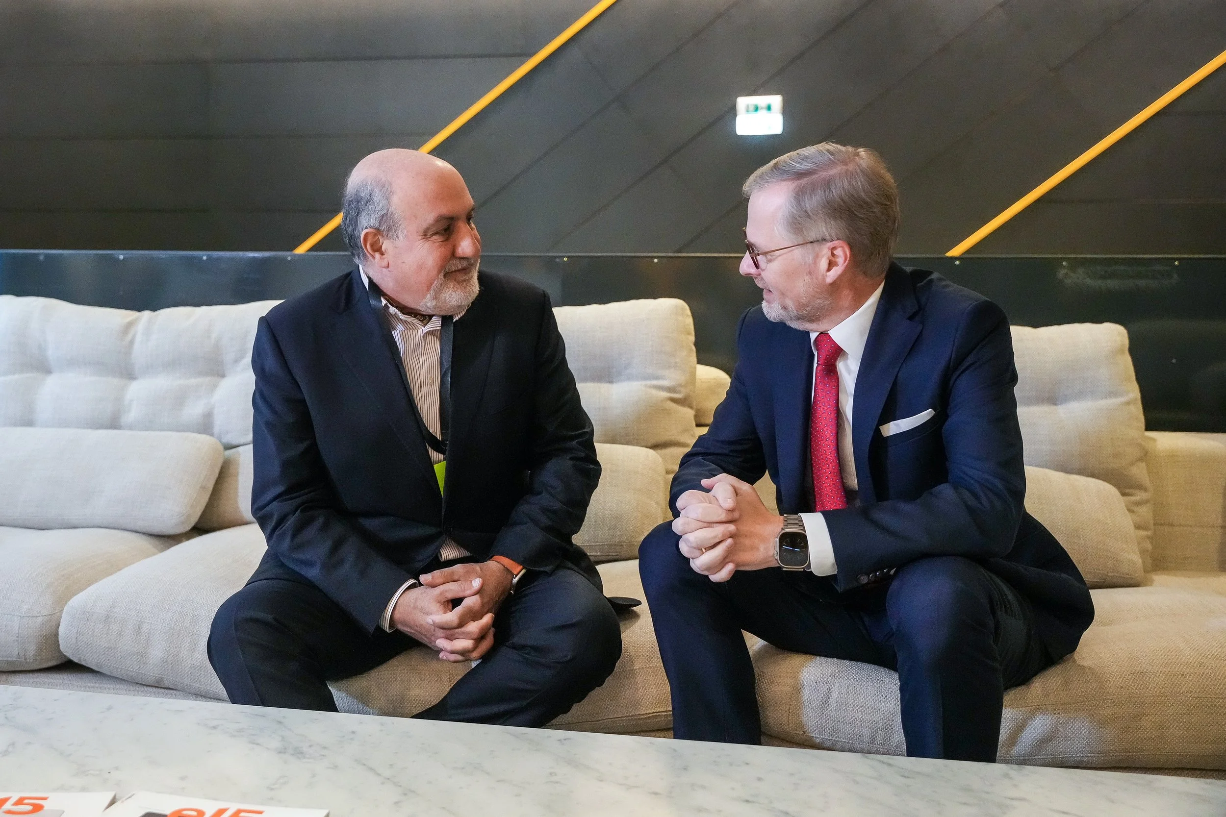 Koniec katotalibanu, benzyna nie wygrała. Czesi o wyborach parlamentarnych w Polsce