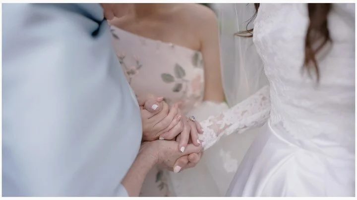 Waiting for Super8 film to come back so here are some sweet little moments from Lauren &amp; Claytons perfect day 📽️🎞️

#weddingvideo #weddingfilm #littlemoments #videographer #weddingvideographer #film #8mm #firstlooks #bride #groom #mississippiwe