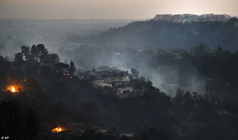 4710659C00000578-5154893-On_Wednesday_the_newest_wildfire_the_Skirball_Fire_set_light_to_-a-77_1512666046584 copy.jpg