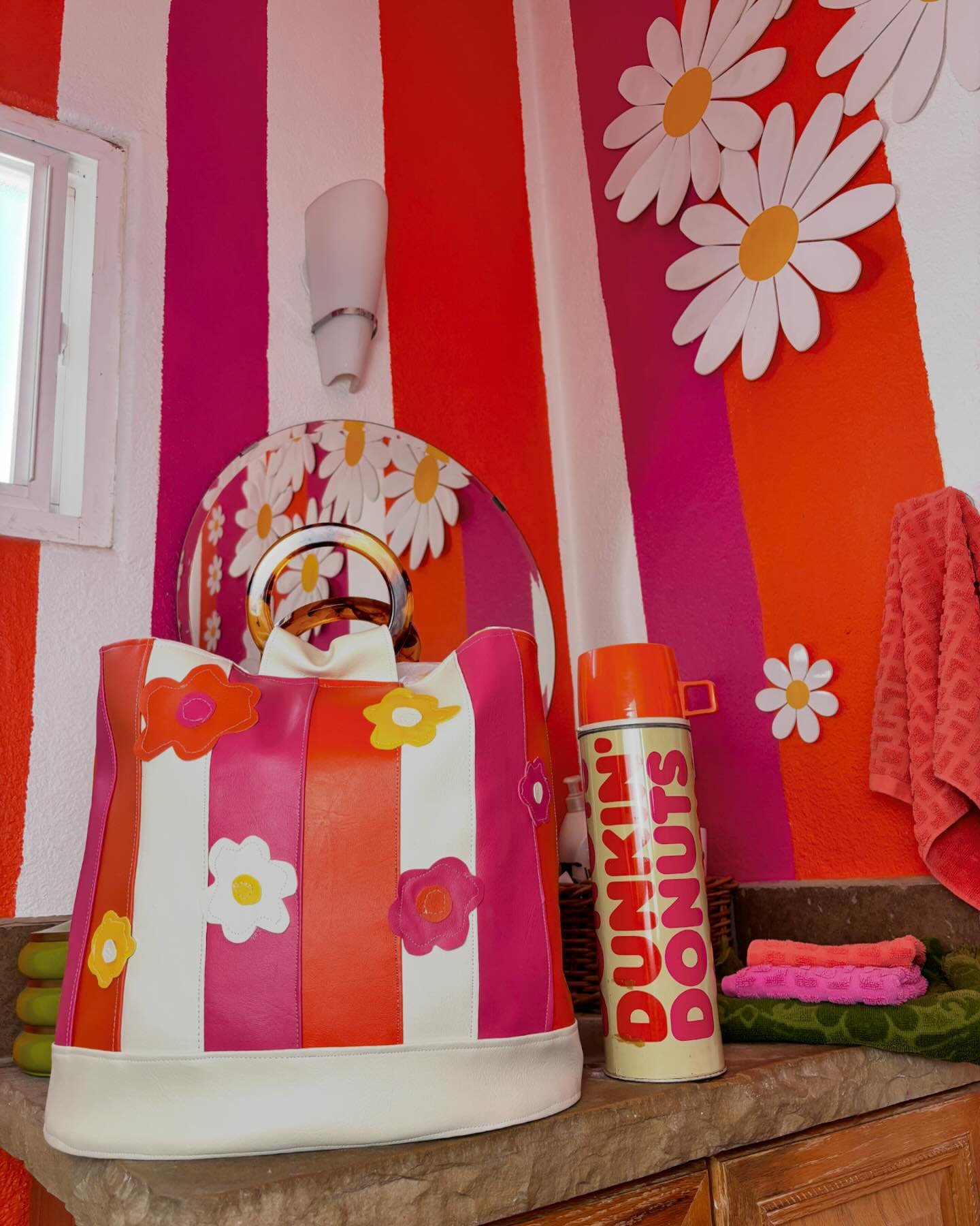 Dunkin&rsquo; Donuts inspired the stripes on the walls which in turn inspired the new Take Everywhere Bag (made with vinyl).

The bag is available at www.chellesummer.com in the boutique.

#colorinspo #palmspringsstyle #pink #orange #stripes #flowers