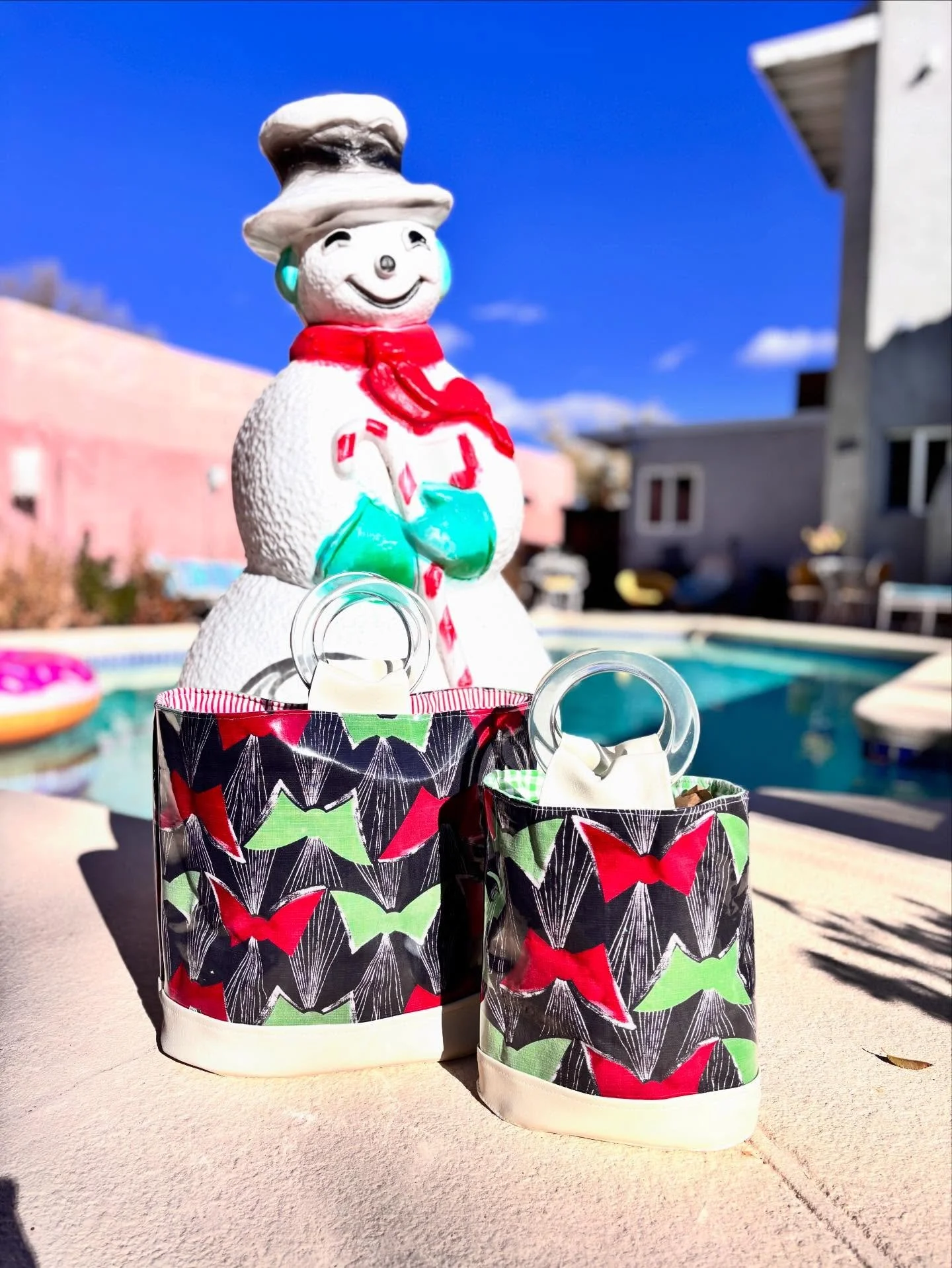 Midcentury style...with a modern twist. Chelle Summer holiday has arrived. #vintagetextiles

Vintage fabric from @zimboretro. Frosty will be staying home in Albuquerque, but the handbags and I will be at @psvintagemarket this Sunday. And if you can&r