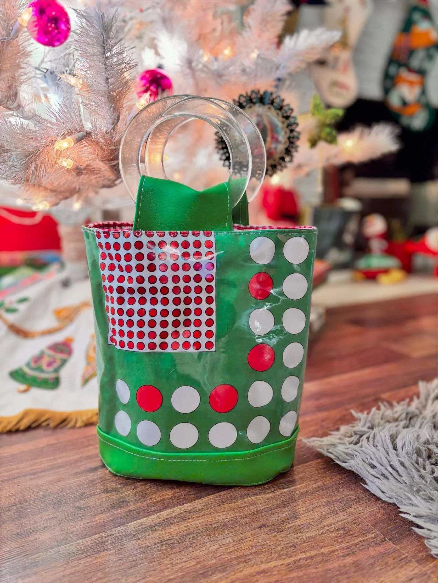 Chelle Summer vintage holiday style via a vintage scarf. Find it at www.chellesummer.com.

#chellesummer #chellesummerstyle #boutique #boutiqueshopping #boutiquestyle #mystyle #vintagestyle #handmade #handbag #holidaystyle