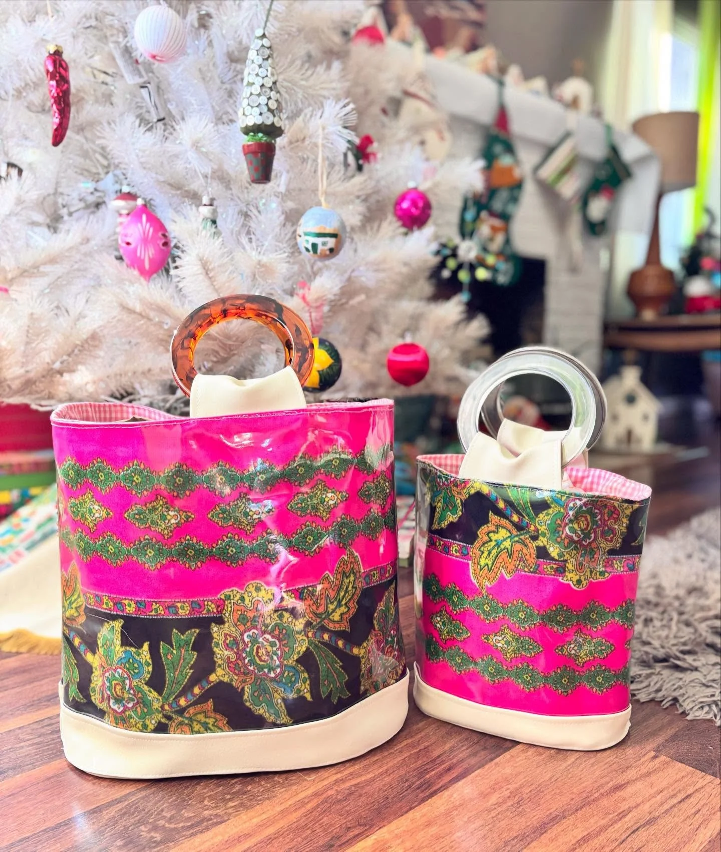 Heading to Pasadena for the @rosebowl_fleamarket tomorrow with these handbags made from a vintage skirt I got from @zimboretro at @psvintagemarket. #chellesummerstyle 

#chellesummer #boutique #boutiquestyle #boutiqueshopping #vintagestyle #mystyle #