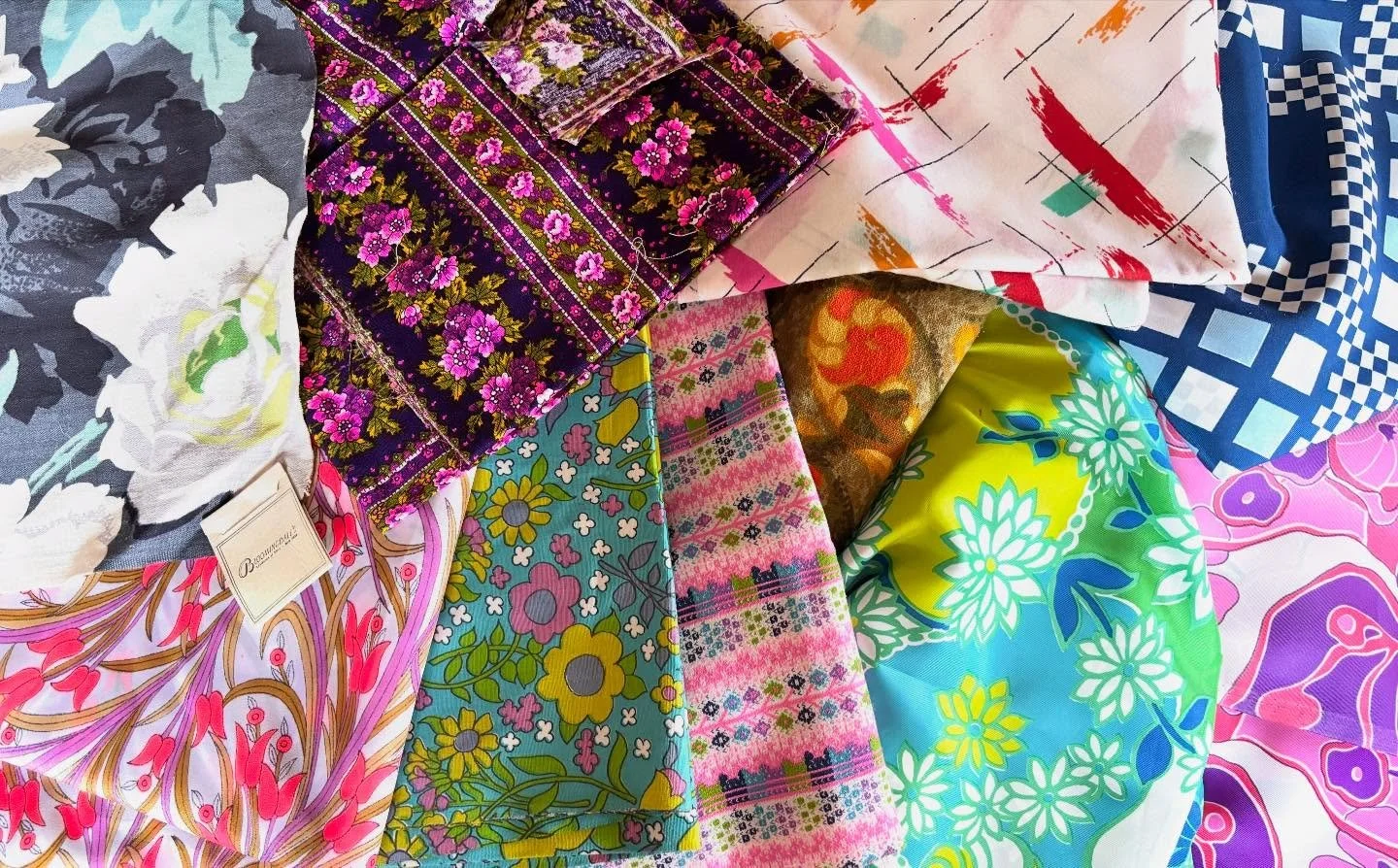 Vintage finds&ndash; and even a Bloomingdale&rsquo;s tag on the vintage upholstery. What a fun handbag that&rsquo;s going to make...off I go!

#chellesummer #chellesummerstyle #mystyle #vintagefinds #vintagestyle