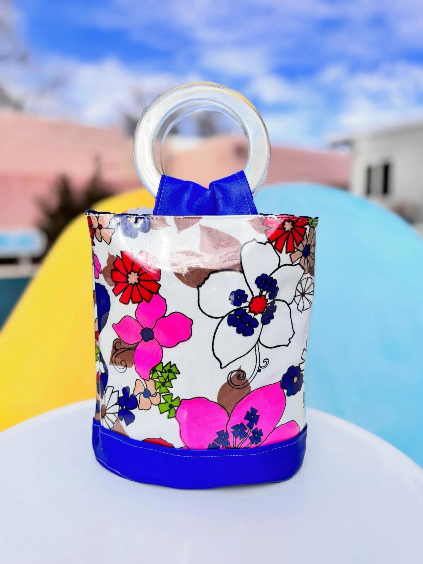 Happy Friday! Fun new handbag made with vintage polyester double knit from @cnsvintage. Find it Sunday at @psvintagemarket. #palmspringsstyle 

#chellesummer #boutiquestyle #vintagestyle #handmade