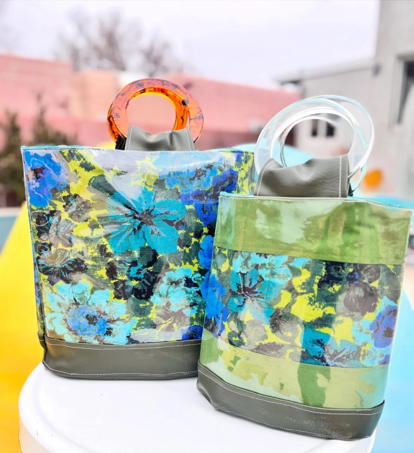 Palm Springs bound for @psvintagemarket  tomorrow with these handbags made from a favorite 1960s print from @zimboretro. 

#modernismweek #chellesummer #vintagestyle #handmade #handbag