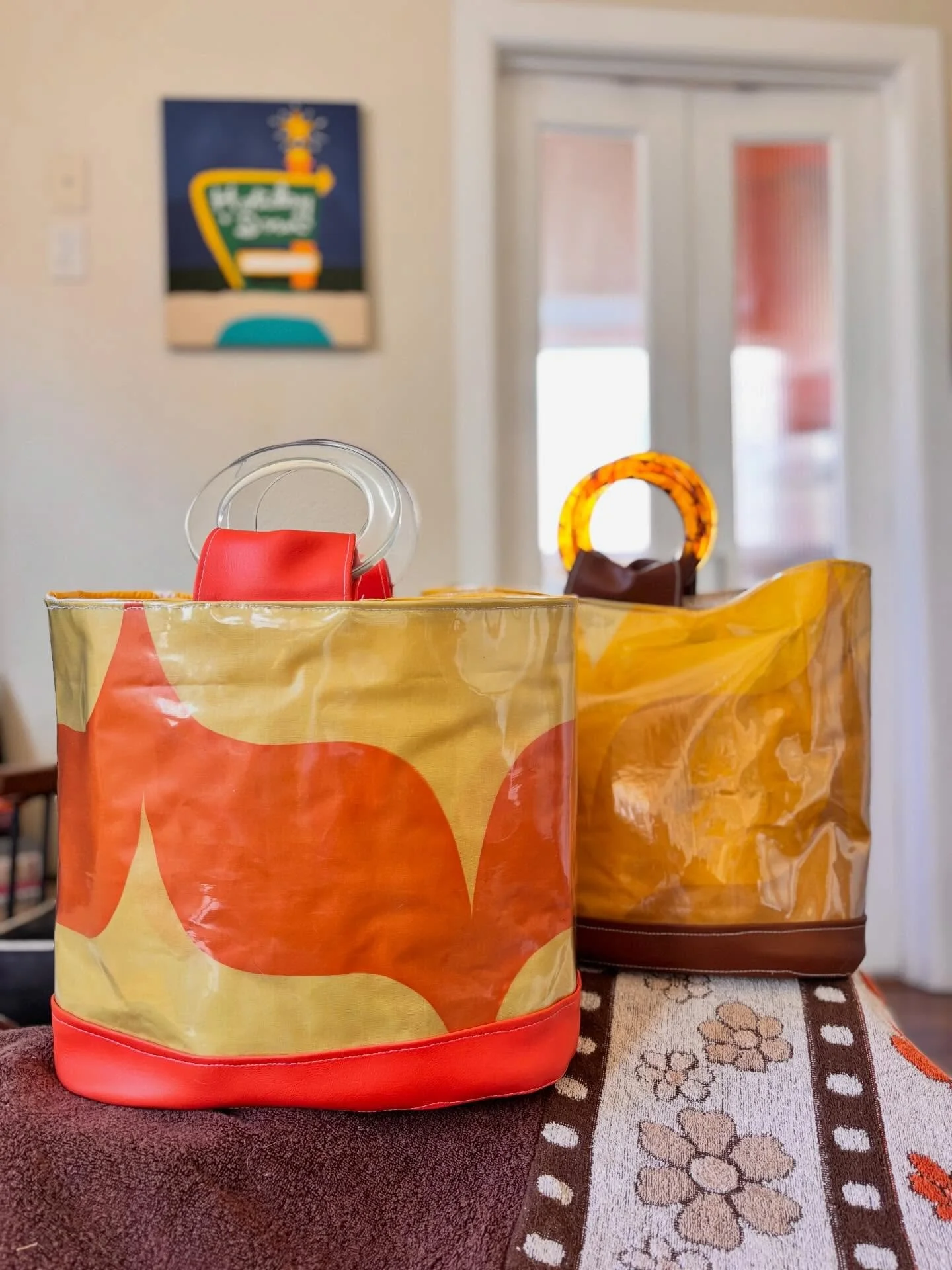 Heading back to Palm Springs for Sunday&rsquo;s @modernism_yard_sale with these Chelle Summer Take Everywhere Bags I made from a vintage shower curtain from @americanfamiliesestatesales. #modernismweek 

#chellesummer #vintagestyle #handmade #handbag